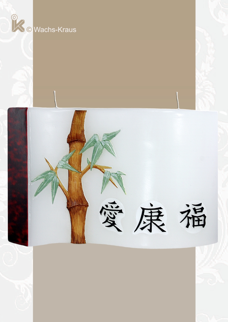 Die Kerze hat eine Wellen-Form. Verziert ist sie mit  aus Wachs gegossenen Bambus, den drei chinesischen Schriftzeichen für Liebe, Glück und Gesundheit.