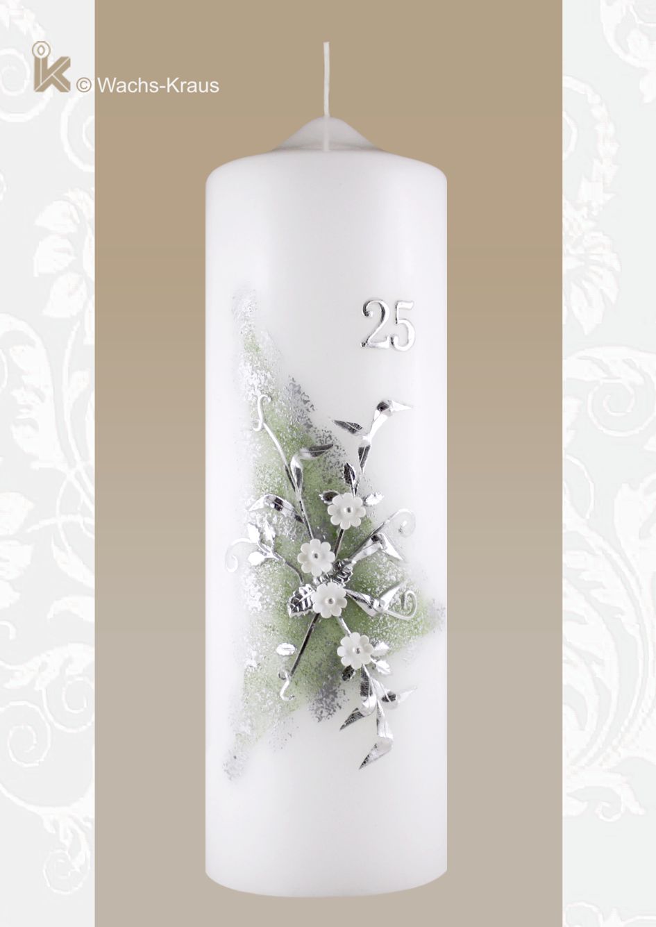 Kerze zur Silberhochzeit. Geschmackvoll und sehr fein gearbeitet ist diese Kerze zum 25-jährigen Ehejubiläum mit weißem Blumenstrauß.