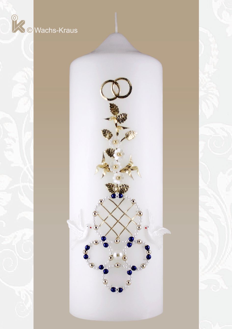Eine wunderbar reich verzierte, Hochzeitskerze mit der fein gearbeiteten Blumenranke, weißen Blüten, goldenen Blättern, goldenen Ringe, Tauben 