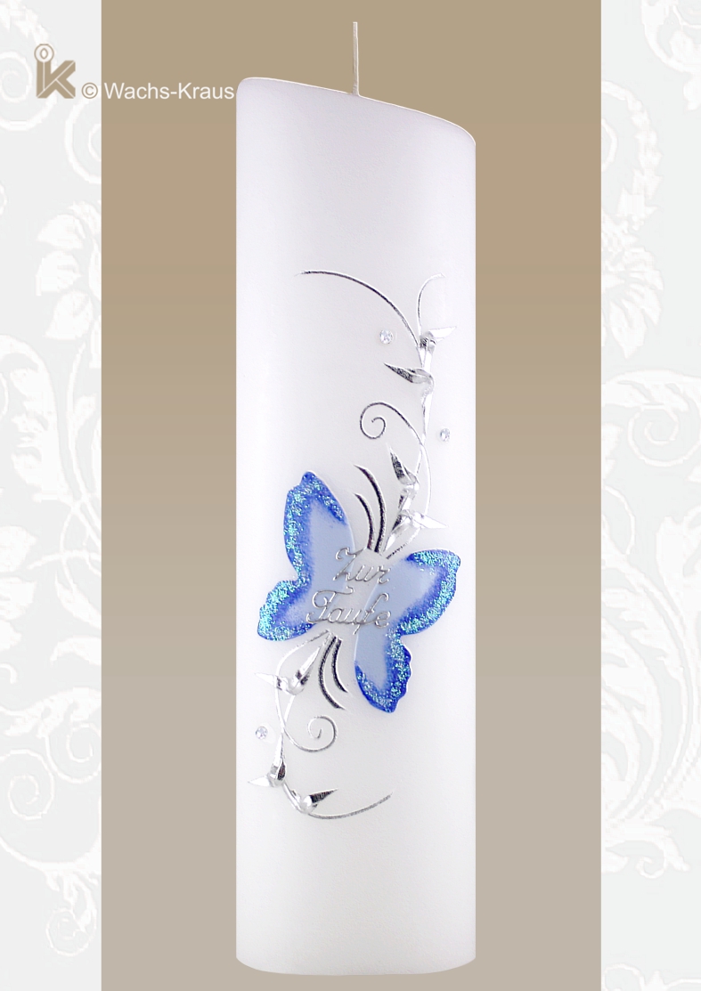 Taufkerze, blau und Silber. Die ellipsenförmige Kerze ist verziert mit einem Schmetterling und einer zauberhaften Ranke.