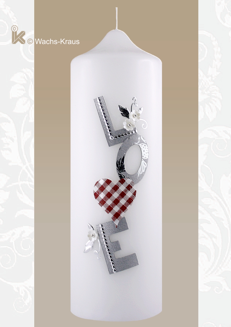 Hochzeitskerze in Silber mit  L O V E wobei das V durch ein schönes, kariertes Herz dargestellt ist. 
