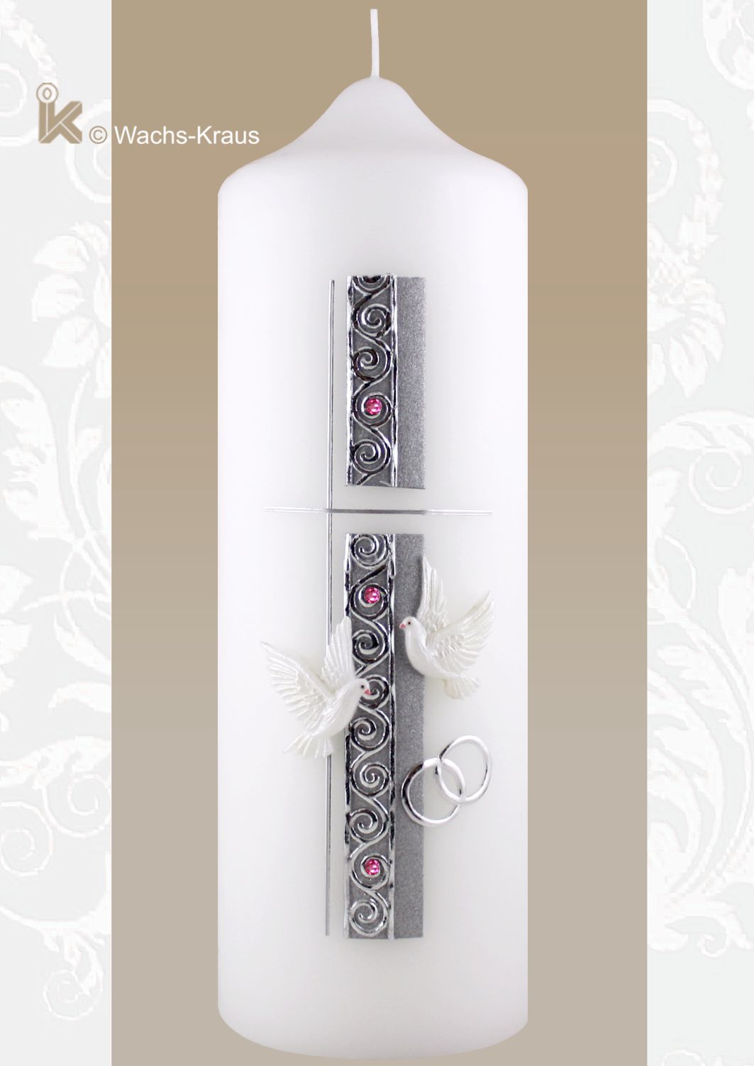 Eine stille Schönheit ist diese in edlem Silber gestaltete Hochzeitskerze mit zartem Kreuz und zwei Tauben.