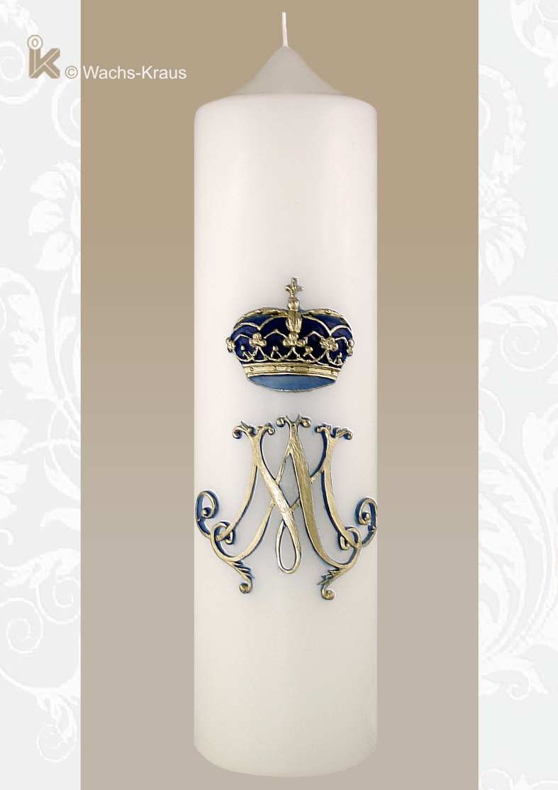 Auf dieser fein gearbeiteten Marienkerze ist die Marien-Krone und das Marien-Monogramm aus blauem Wachs gegossen und golden patiniert. 