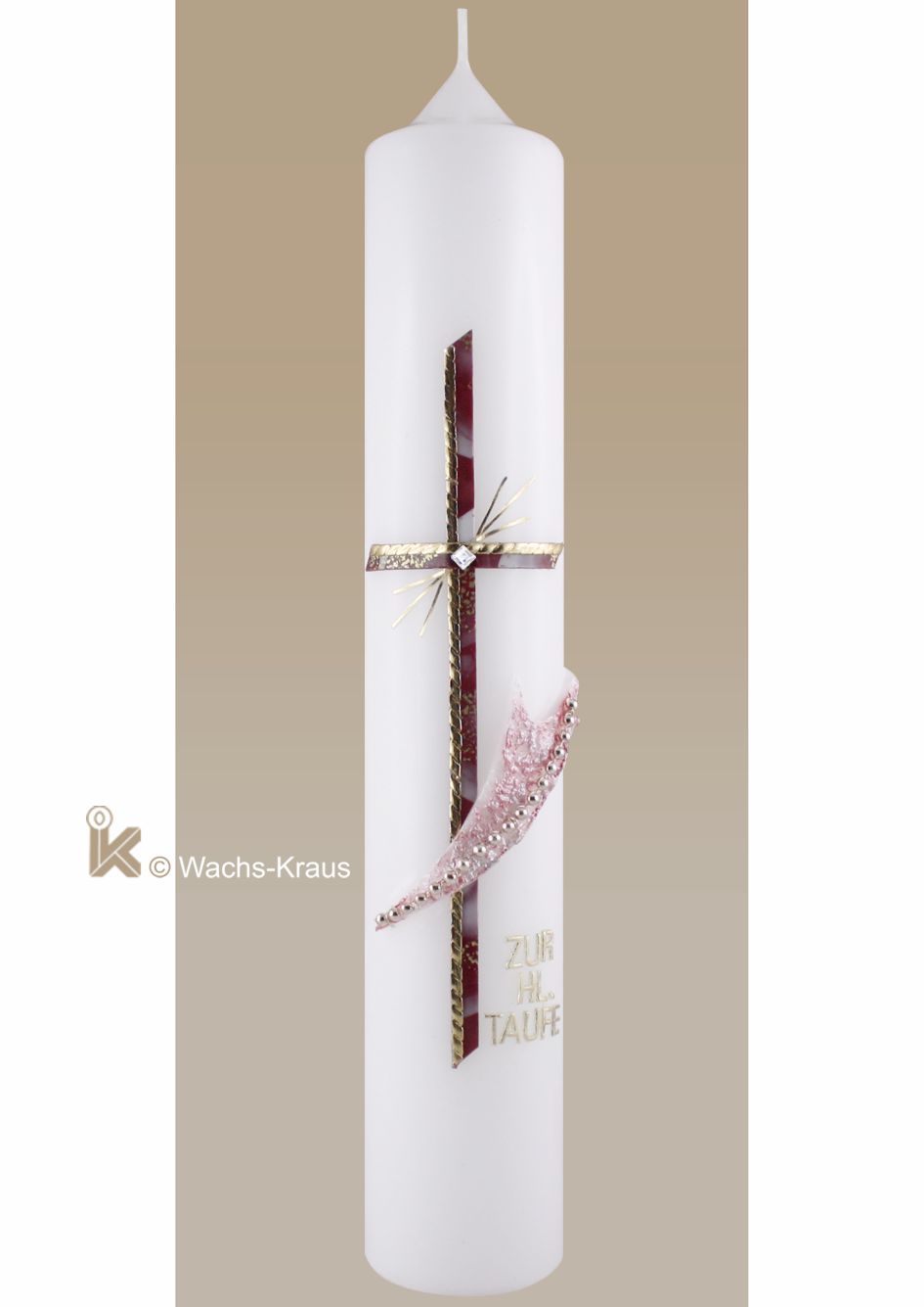 Moderne Mädchentaufkerze. Das rot marmorierte Kreuz ist mit einer Goldborte abgesetzt, auf der Wachsapplikation sind kleine Perlen.
