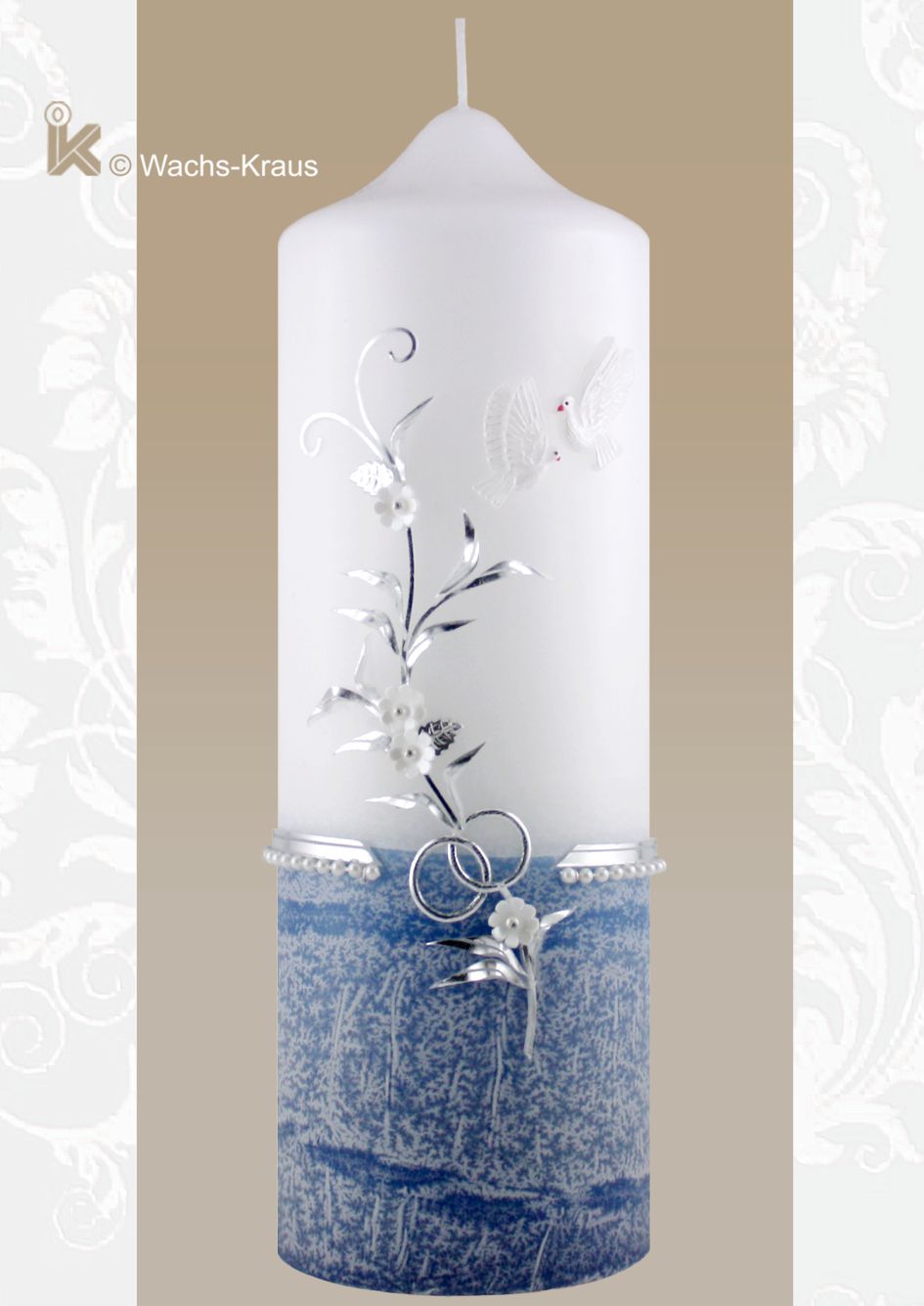 Hochzeitskerze mit silber- blauer Farbkombination, den feinen Blättern, den weißen Blüten und dem aus Wachs gegossenen Tauben-Paar.