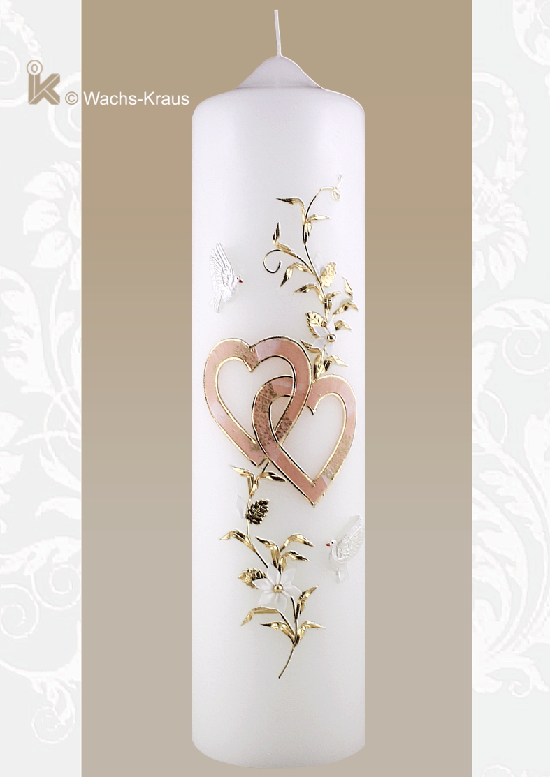 Liebevoll ausgearbeitete Hochzeitskerze. Zwei, ineinander verschlungene Herzen in dezentem apricot und dazu eine Blumenranke und ein Paar Tauben.