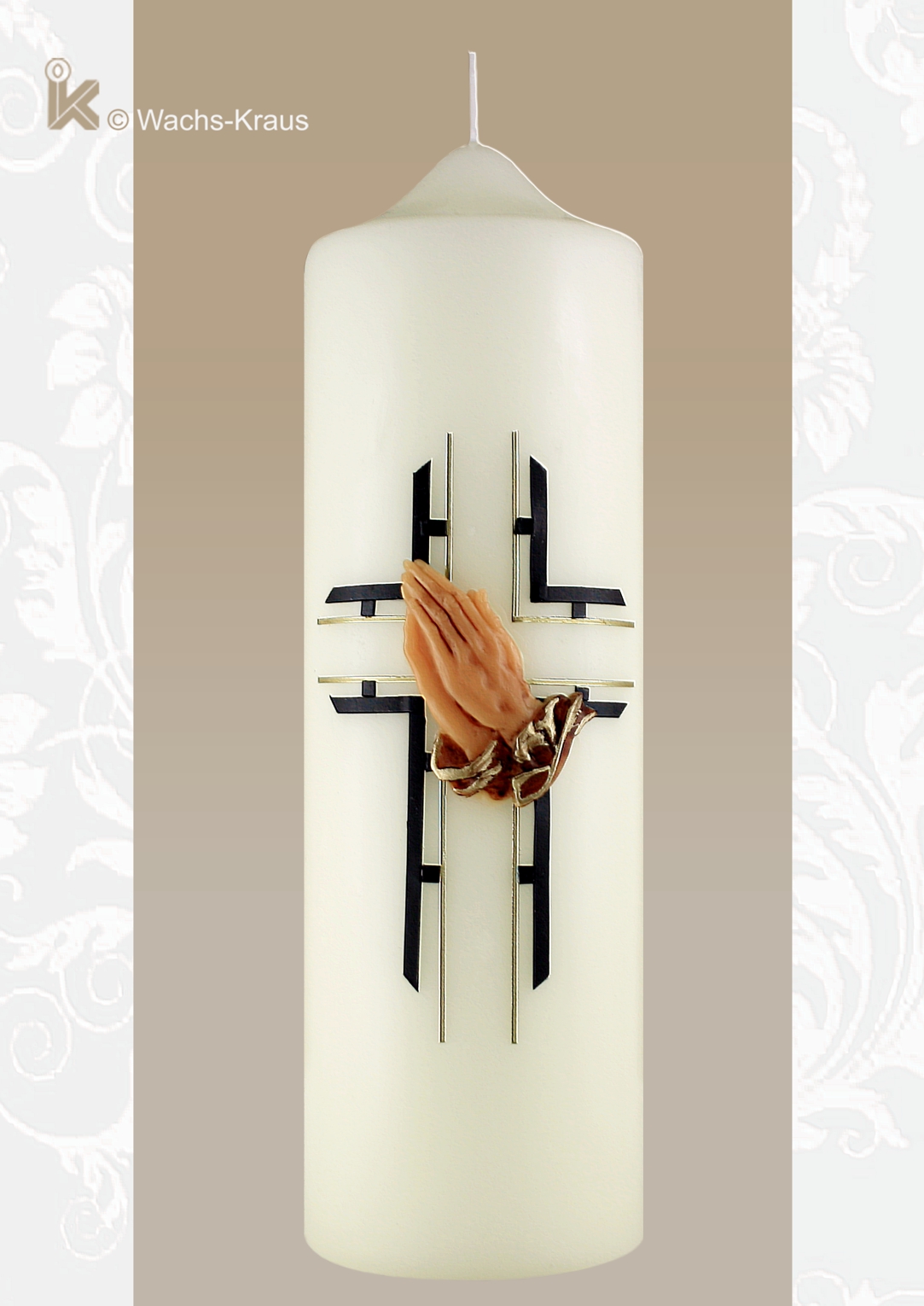 A-D’s betende Hände in einem modern gestalteten Kreuz auf einer, dem Anlass gerecht werdenden Kerze. In ehrendem Gedenken 