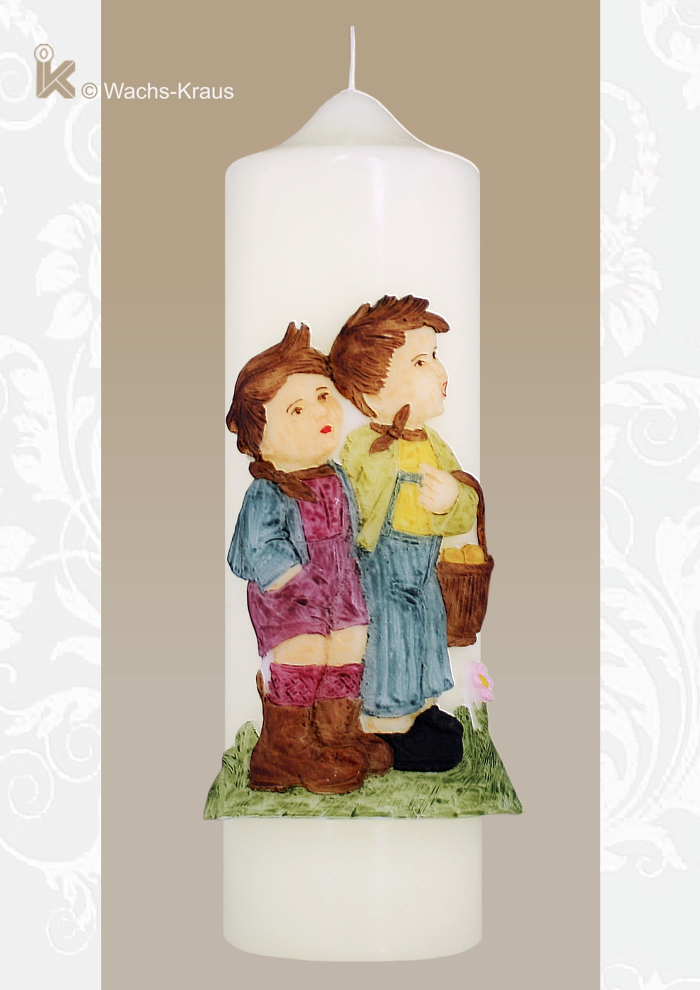 Ein schönes Geschenk für Sammler und Liebhaber von Hummel-Figuren ist diese im Hummel-Stil gehaltene Geschenkkerze zwei Jungen