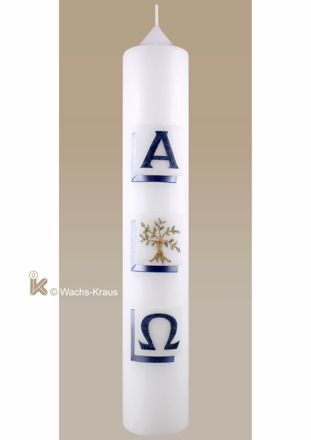 Eine Taufkerze mit einem Baum in der Mitte, darüber das Alpha und darunter das Omega in Perlmutt-blau der Baum.